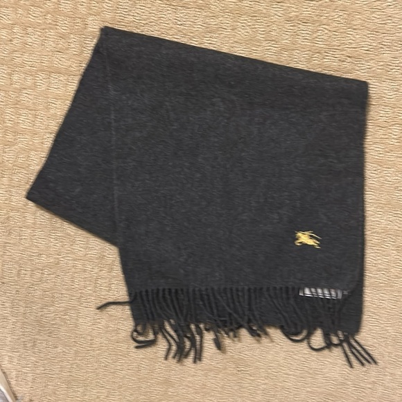 Burberry’s cashmere gray scarf with haymarket embroidered logo. - Picture 4 of 4